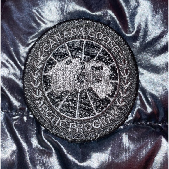 Canada goose, hooded crofton down puffer, size small in men.